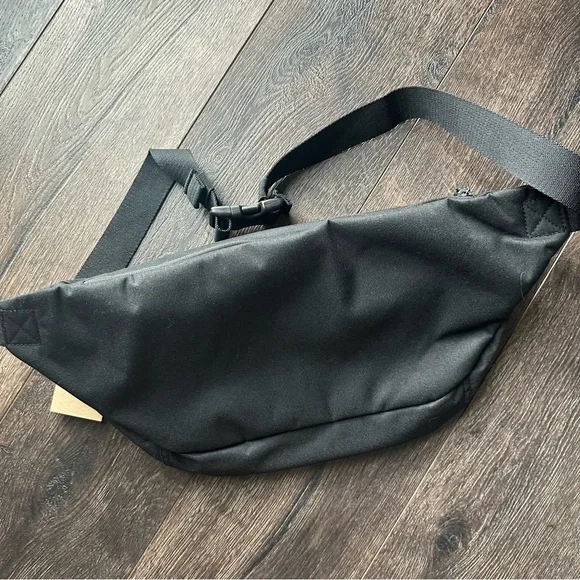 Nike Black Belt Bag Sleek Durable Design - Picture 3 of 4